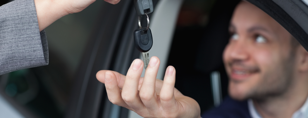 Auton uusi omistaja saa auton avaimet myyjältä
